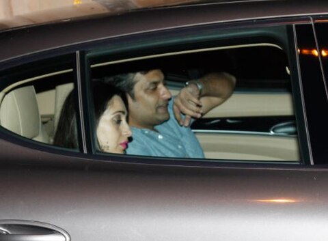 Photos: सैफ अली खान के बरी होने के बाद बहन करीना के घर ब्वॉयफ्रेंड संदीप संग पहुंचीं करिश्मा कपूर